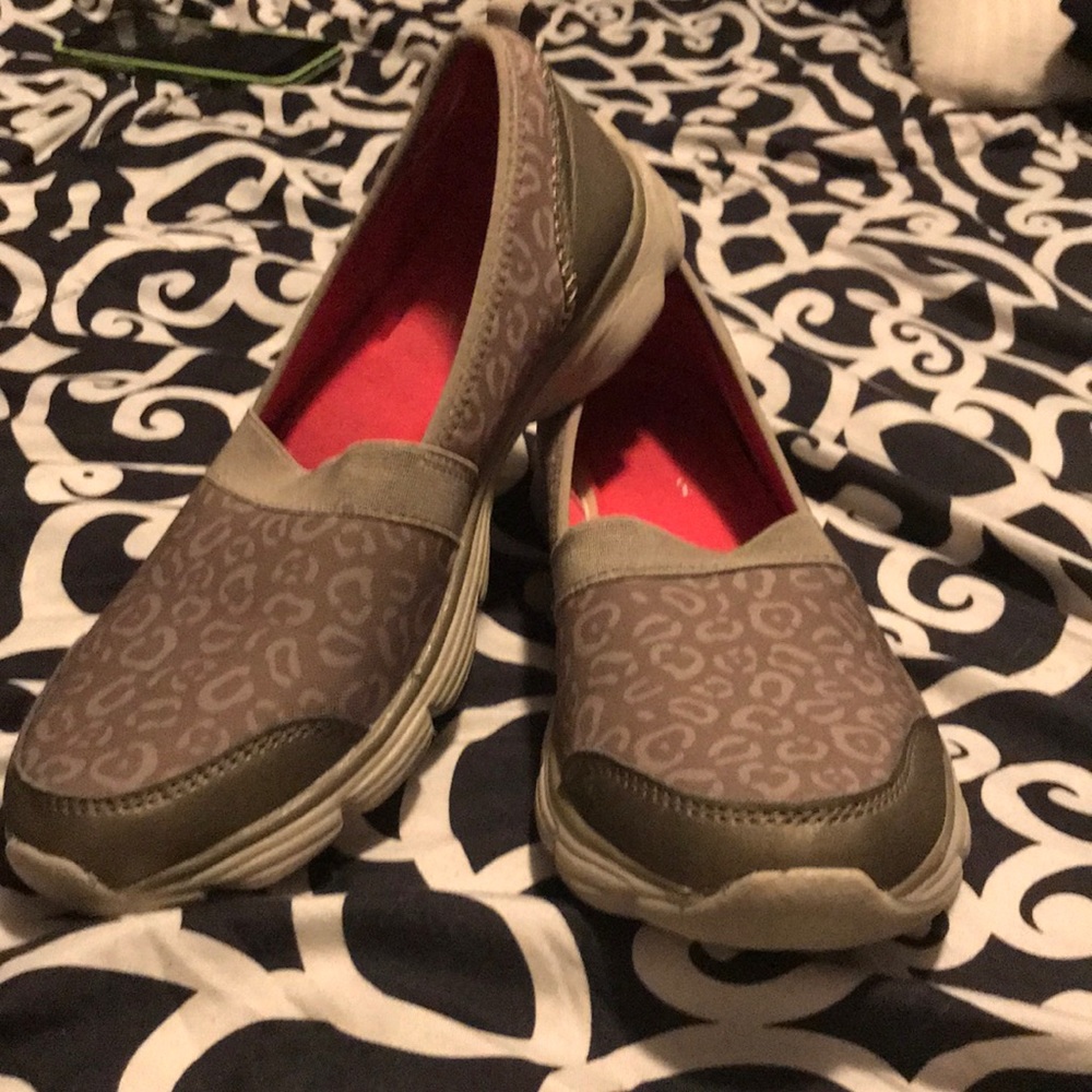 Water resistant athletic shoes